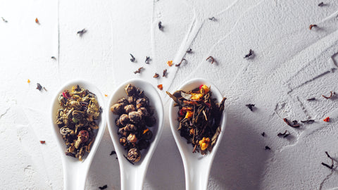 Thé vert, thé noir, oolong, matcha, rooibos, infusions … Kesako ?!